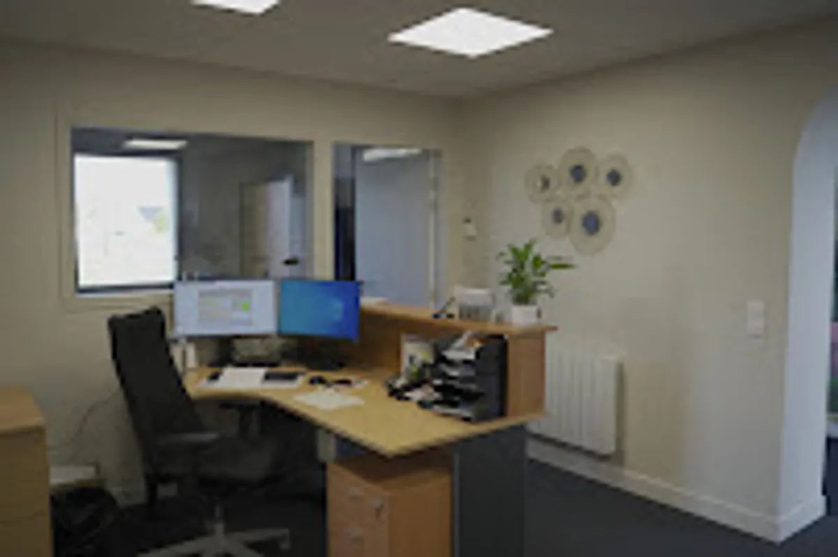 HMS - Haute Mayenne Services Propreté | Nettoyage professionnel à Mayenne (bureaux, vitrerie, extérieurs...) 🧽 - Photo 2