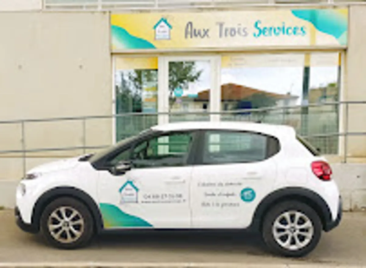 Aux Trois Services