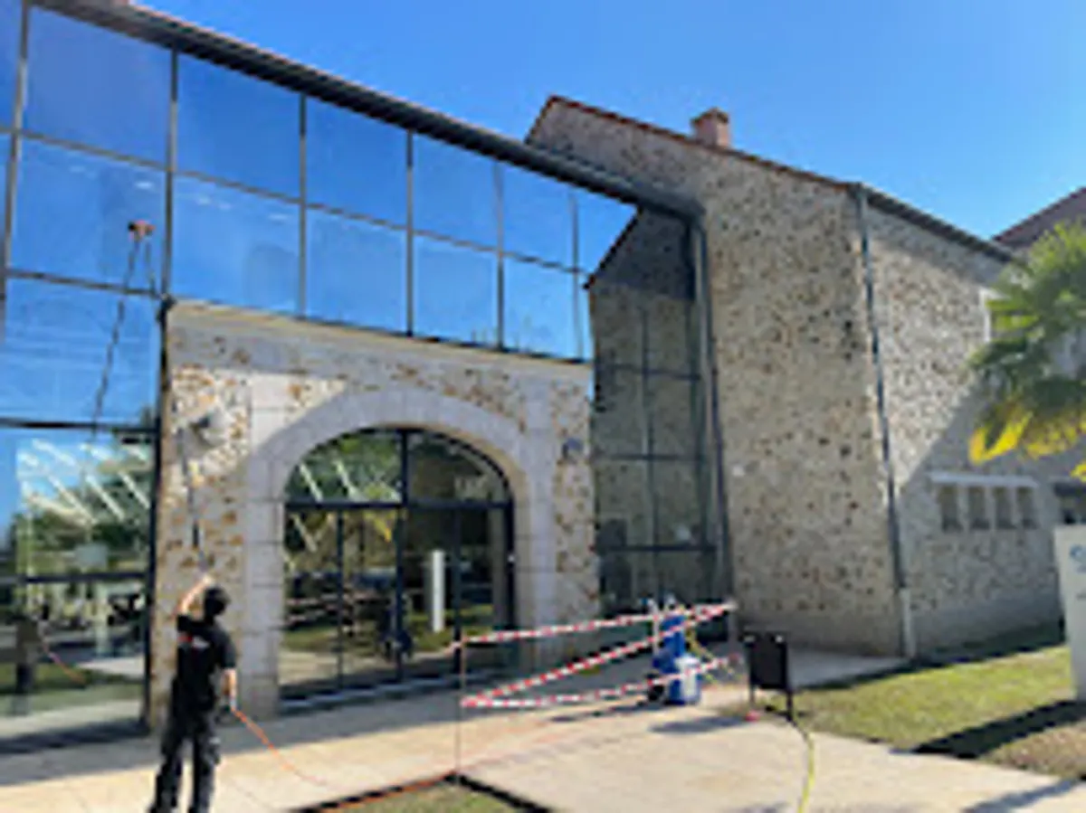 Intact - Photo 6