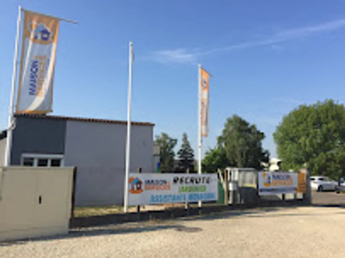 Maison et Services Bourges | Ménage, repassage, jardinage, nettoyage des vitres - Photo 3